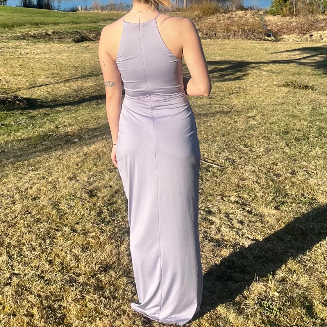 Ljuslila långklänning med omlott och halterneck - 2