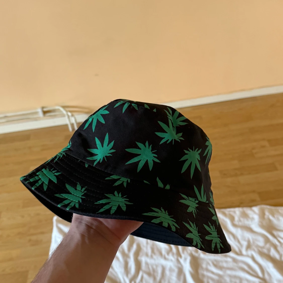 Svart bucket hat med grönt bladmönster - 1