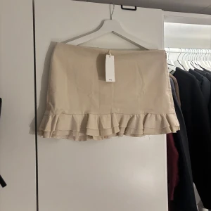 Miniskirt från Mango  - Kort volang kjol från Mangp i storlek M