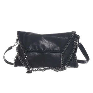 Svart axelväska med kedjedetaljer från Hallis & Derry - Snygg svart axelväska från Hallis & Derry med coola silverfärgade kedjedetaljer runt kanterna och som axelrem. Väskan har en ficka med dragkedja på baksidan och en mjuk, glansig yta. Perfekt för att lyfta din outfit.