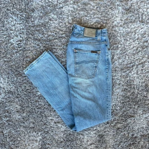 Nudie Jeans Grim Tim (Slim fit) - Säljer dessa Nudie Jeans i den populära passformen Grim Tim | I ett använt men fortfarande gott skick! (Finns vissa mindre tecken på slitage som visas i bilderna) | Strl:  W32 L34 | Nypris: ~1800kr | Hör av dig vid minsta fundering :)
