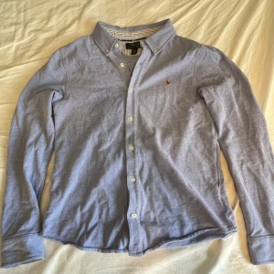 Ralph lauren skjorta  - Säljer nu denna feta Ralph lauren skjortan eftersom att jag växt ur den. Den är i bra skick och passar perfekt nu till sommaren. Priset är inte hugget i sten 🪨 och det är bara att skriva ifall ni undrar något. Storleken är L i barn, alltså 14-16 år.