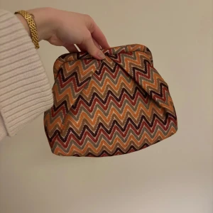 Missonimönstrad väska  - Såå fin missoni-/ chevronmönstrad väska från Beck Söndergard😍😍 använd en gång