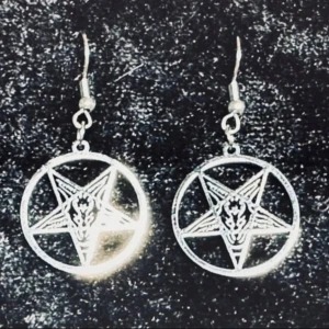 Pentagramörhängen med Baphomet – rostfritt stål & alternativ stil Unika Hadgjorda bybasen  -  Statementörhängen i rostfritt stål med Baphomet och pentagram – perfekt för dig med alternativ, goth eller ockult stil. Lätta, bekväma och helt oanvända. Ca 4,5 cm långa.  Bybasen-design. Ingen prutning, men bundlerabatt erbjuds. Jag rensar både smyckesskrin och garderob – kolla gärna mina andra annonser också! 