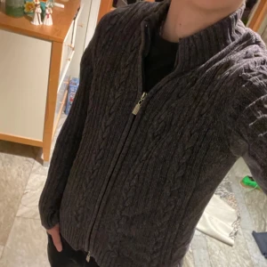 Kabelstickad cardigan/kofta - Skön kofta/cardigan som passar perfekt nu till jul och vintern! St M! Hör av dig vid ytterligare frågor!