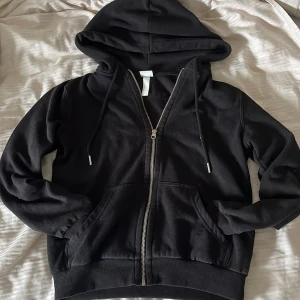Svart hoodie med dragkedja från H&M - Säljer svart hoodie i storlek XS då jag tycker den är lite i det minsta laget för mig. Dock väldigt trevligt material.