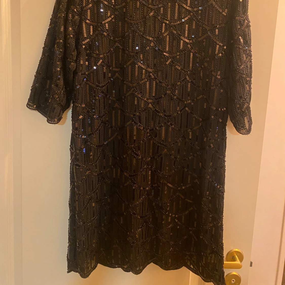 Svart paljettklänning med mönster - 1