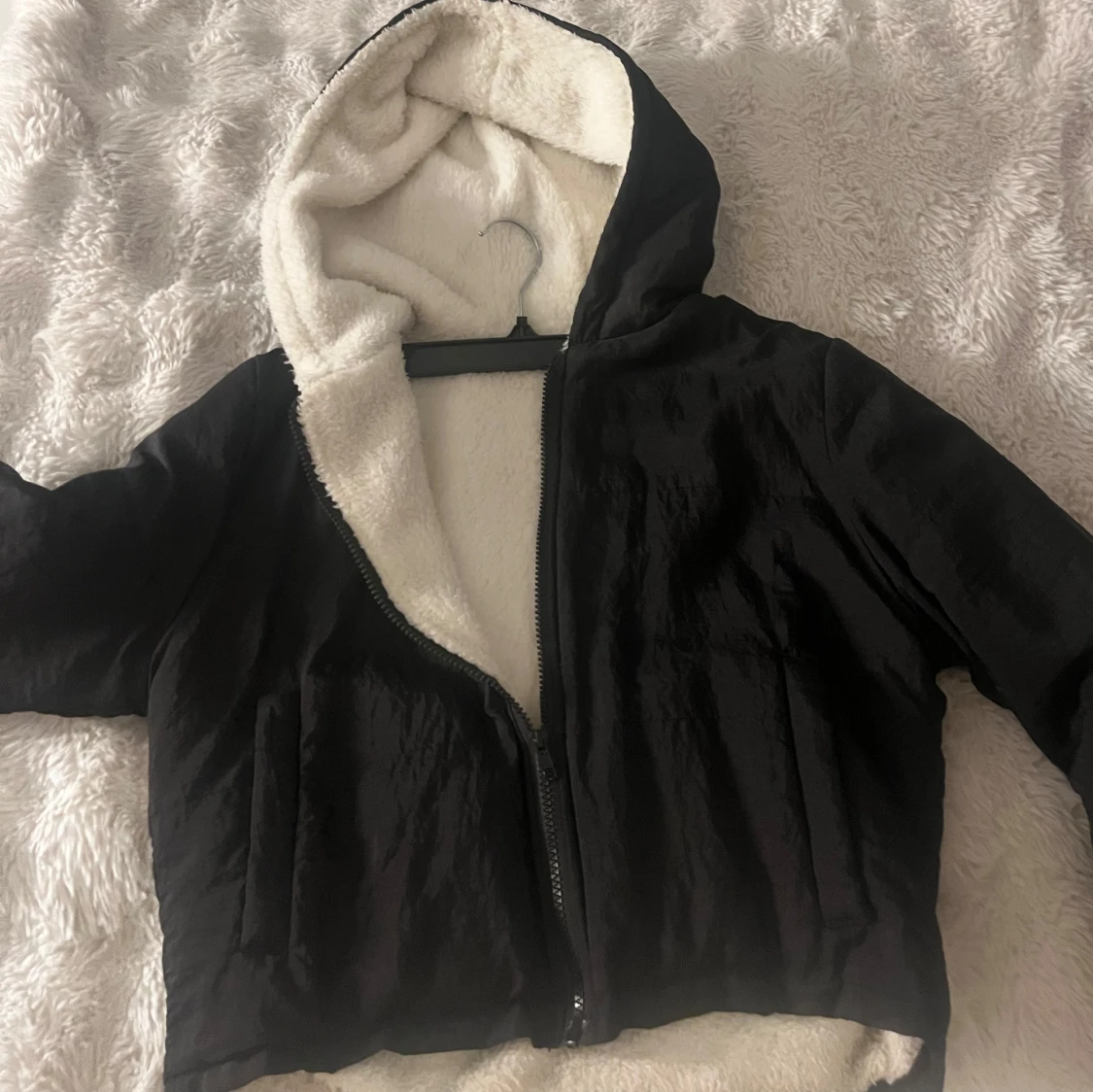 Svart pufferjacka med fuskpälsfoder - 1