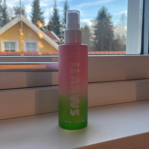 SMAUTT Skin Face Mist - Fräsch face mist från SMAUTT Skin i en snygg flaska med rosa och grön färgövergång. Perfekt för att återfukta huden under dagen. Kommer i sprayflaska på 100 ml.