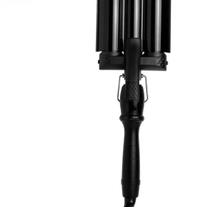 Triple Barrel Locktång från Made Hair - Säljer en svart triple barrel locktång från Made Hair, perfekt för att skapa stora, mjuka vågor i håret. Ergonomiskt handtag och tre värmecylindrar för enkel styling. Passar dig som vill ha ett vågigt och voluminöst hår. Helt ny, endast testad.Värme vante medföljer!