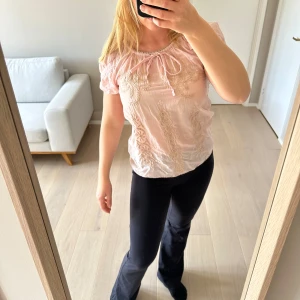 Odd Molly rosa blus strl Small (1) - Jättefin rosa blus från Odd Molly i strl 1. Tyckrr att det motsvarar 34/36 eller S. Sååå söt i sommar!
