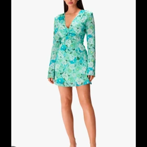 Adoore klänning - Gammal model som ej går att få tag i. Bra skick endast använd 2 gånger. Nypris 1500. Storlek 32 men passar en xs bra. Hör av er för privata bilder. Priset kan diskuteras 