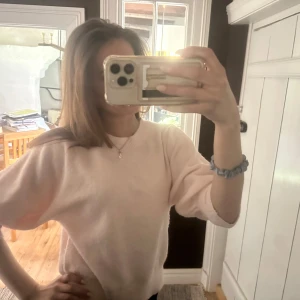 Ljusrosa stickad tröja med puffärm - Ljusrosa stickad tröja med trekvartsärmar