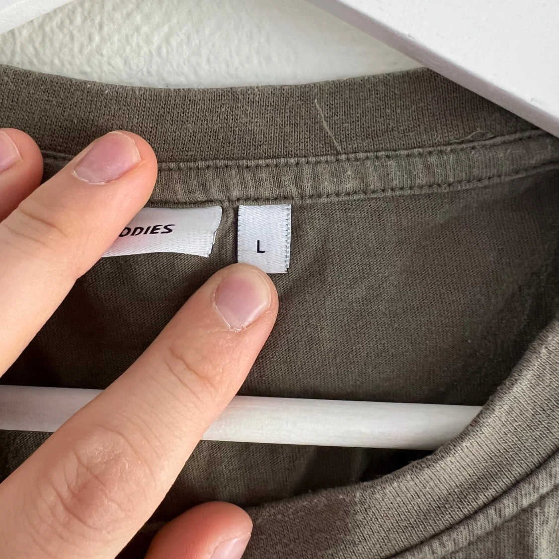 Olivgrön ärmlös linnetopp från Better Bodies - 1