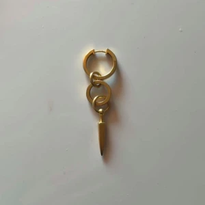 CHAOS QUEEN EARRING från Maria Nilsdotter - Säljer mitt guldiga örhängen från Maria Nilsdotter, Ordinare pris: 3295kr/st. Mitt pris 2000 kr. Örhänget är som nytt!✨💖