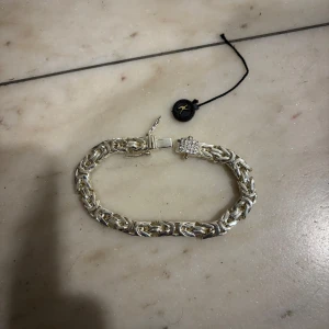 Kejsarlänk 18k vittguld (Kejsar.se) - Köpt från kejsar.se för 1800kr vittguld 8mm 21cm perfekt för dig som älskar länkar unik och jätte fet. 