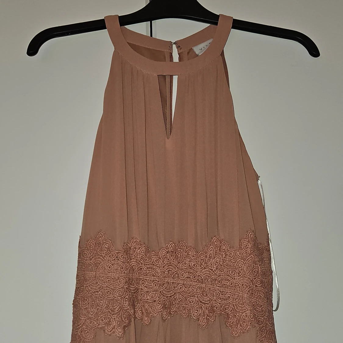 Beige / gammelrosa långklänning med spetsdetaljer - 2