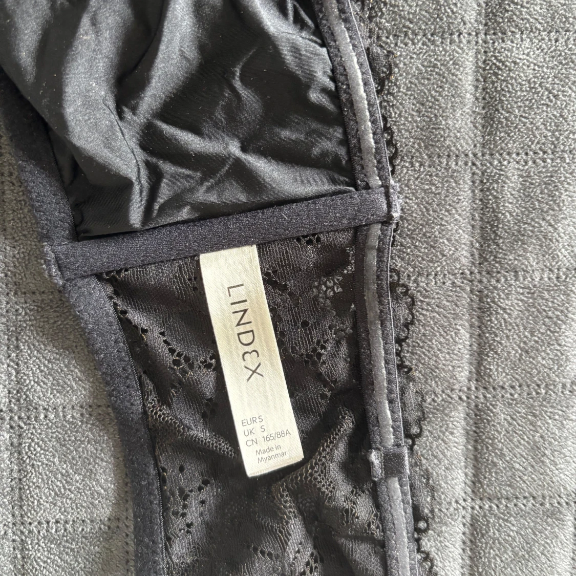 Svart spetsig tubtopp från Lindex - 2