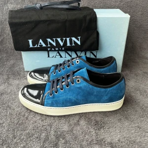 Lanvin DBB1 Cap Toe | 42 - Storlek: UK8 - EU42 (passar EU43) Skick: Mycket bra skick. Alla tillbehör: Box, dustbag, extrasnören.