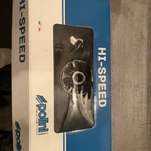 Polini Hi-Speed variator till moped - Säljer en Polini Hi-Speed variator för moped. Variatorn är i metall och levereras i originalförpackning med alla tillhörande delar. Passar för dig som vill uppgradera prestandan på din scooter eller moped. Snygg design med silverfärgade detaljer. Vikterna är 5,9 g och 6,9 g det finns två olika som man kan byta på osv