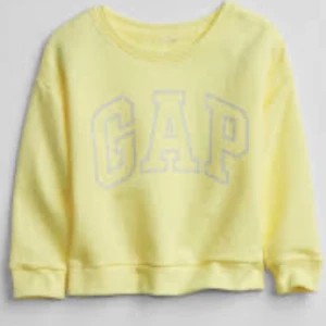 Gul sweatshirt från GAP - Säljer en jätte gulligt ljusgul sweatshirt från GAP. Perfekt till våren🥰💕🫶🏼 Är i bra skick. Den passade mig när jag var typ 150 cm💕💕