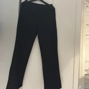 Svarta byxor från Vero Moda - Svarta byxor från Vero Moda med klassisk rak passform. Byxorna har en enkel design utan synliga detaljer och är tillverkade i ett stretchigt material som ger en bekväm känsla. Perfekta till många olika outfits. Hör gärna av dig vid intresse!💕