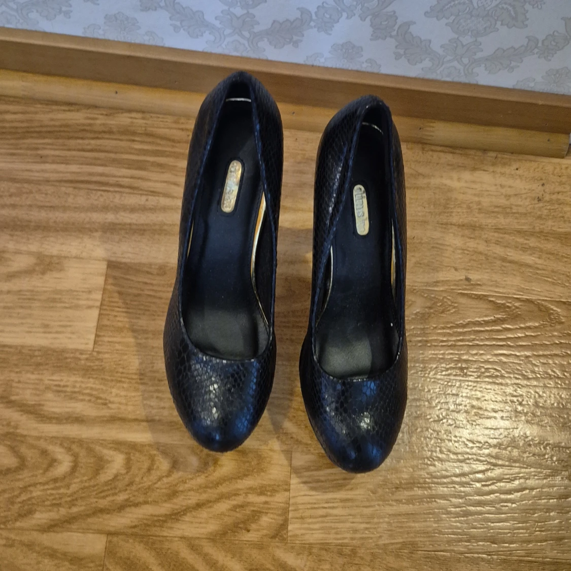 Svarta pumps med ormskinnsmönster - 2