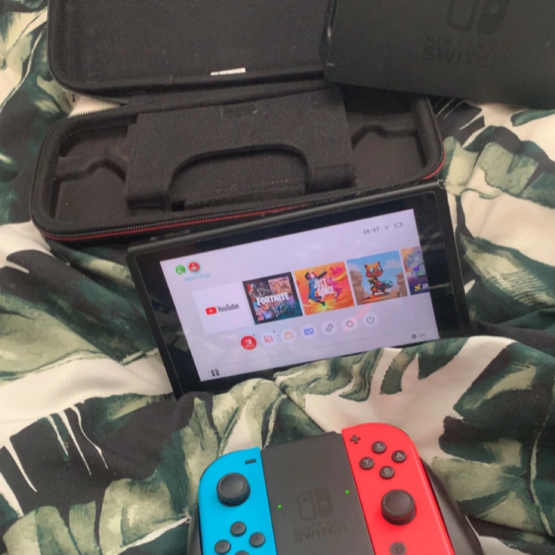 Nintendo Switch med fodral och handkontroll - 2