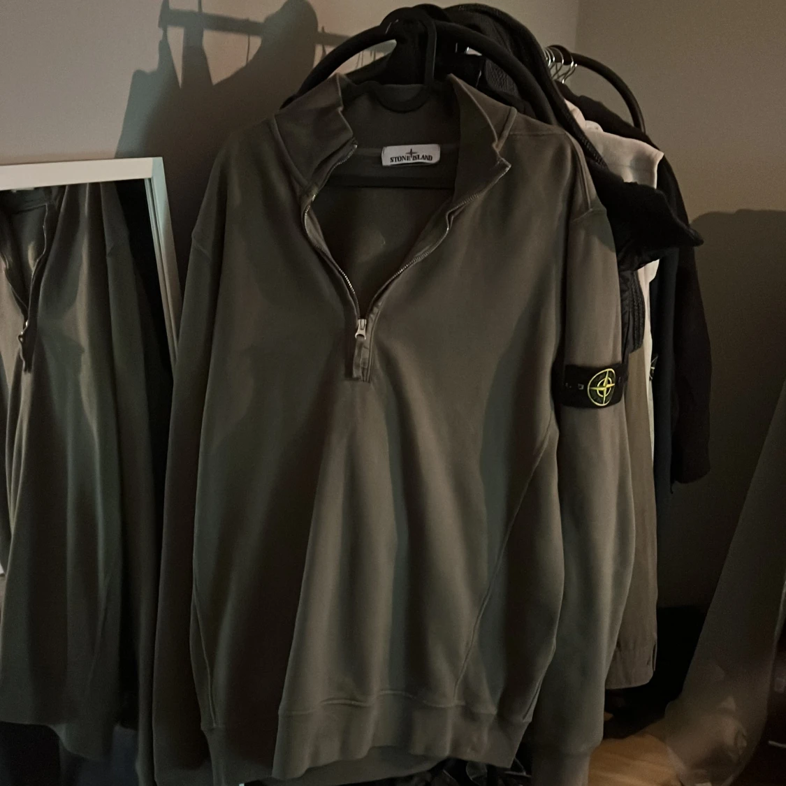 Grå halvzip tröja från Stone Island