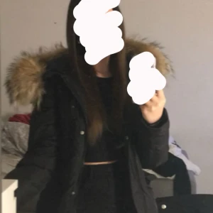 Svart parkajacka med pälskrage - Säljer en avtagbar pälskrage. Det är äkta päls och lätt att sätta på andra jackor. Köpte den tillsammans med min hollies jacka men använder endast jackan och ej pälsen därav säljer jag pälsen. Pälsen är i väldigt bra skick och väldigt fin. Pris kan diskuteras vid snabb affär!