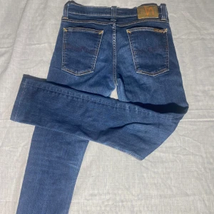 Blå NUDIE jeans - Slim fit NUDIE JEANS mörkblå, inga defekter helt nya utan prislapp. W28 L34 snarare L32. En slim fit modell men är lite osäker på vilken. 👖Pris kan alltid diskuteras 💭Hör av dig vid minsta fundering ♟️🪙