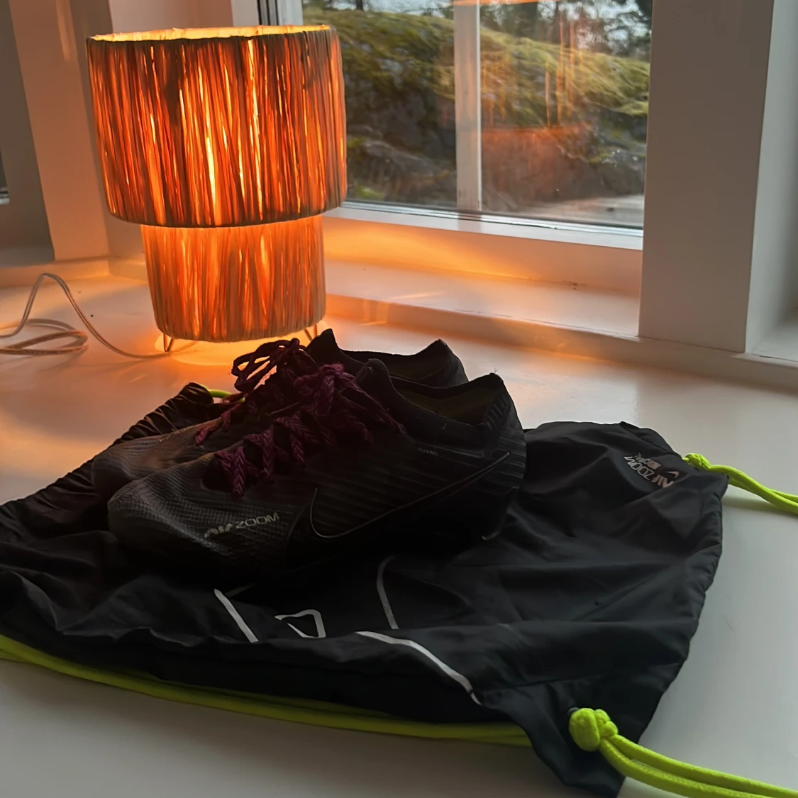 Svarta Nike fotbollsskor med lila snörning