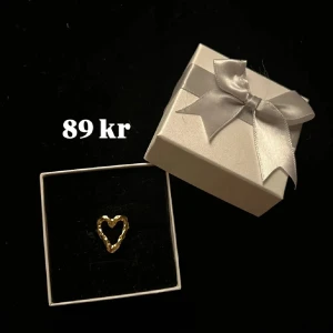 Guldig hjärt ring  - Frakt 22kr🎀