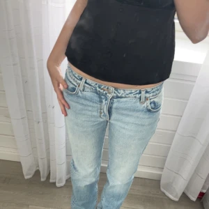 Ljusblå jeans från Neuw - Säljer ett par ljusblå jeans från Neuw med klassisk femficksdesign snygg passform. Jeansen har raka ben och är low. Inte använt tillräckligt finns även ett par lika dana i svart midjemått: 37 cm rakt över 