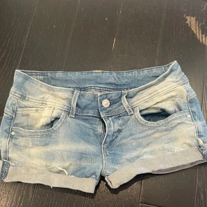 Ljusblå jeansshorts från G-Star RAW - Säljer ett par ljusblå jeansshorts från G-Star RAW. Midjemått: 40 cm