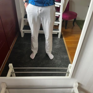 Vita linnebyxor M men passar även S - Säljer ett par vita linnebyxor i storlek M jag skulle säga att dem passar S med