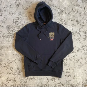 Morris hoodie - Säljer denna rikigt feta Morris hoodien!⭐️ Storlek : S!🤝Skick : 9,5/10!👍Hör gärna av er om ni har funderingar!🙌