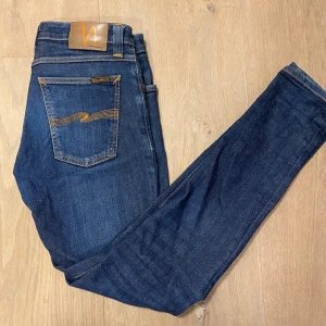 Mörkblå Nudie Jeans - Säljer ett par mörkblå jeans från Nudie. Passar perfekt till dig som gillar en tidlös och stilren look. Vid fler frågor kom privat💯