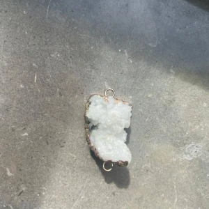 Halsbandsberlock med vit kristall  - Äkta kristall men inte äkta guld