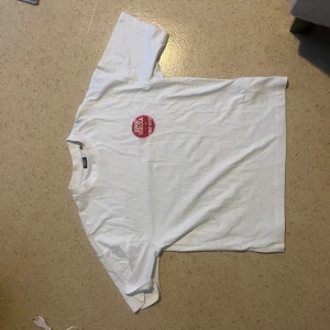 Vit t-shirt med tryck - Vit t-shirt helt ny köpt.