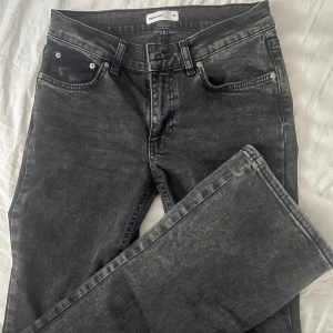 Svarta jeans från Gina Tricot  - Svarta bootcut jeans från Gina. Andvänd fåtal gånger, som nyskick