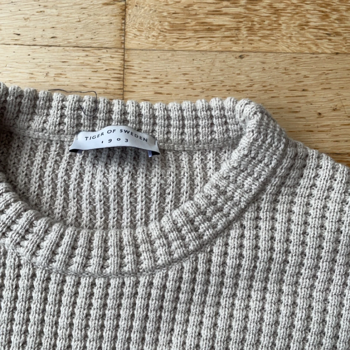 Beige stickad tröja från Tiger of Sweden - 1