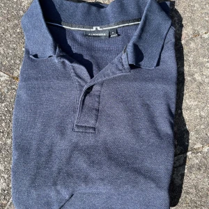 Pikétröja från J.Lindeberg - Felfri mörkblå pikétröja från J.Lindeberg. Inga defekter, priset kan självklart diskuteras! 