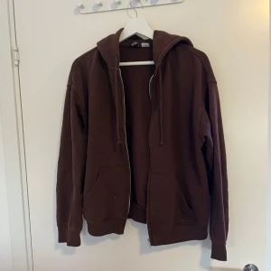 Brun hoodie med dragkedja - Brund hoodie med dragkedja som är overzised