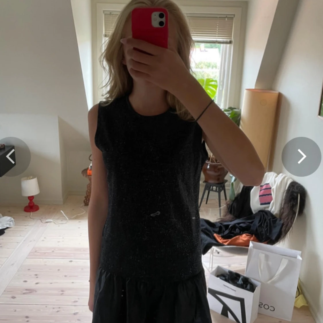 Svart glittrig ärmlös blus från Monki - 1