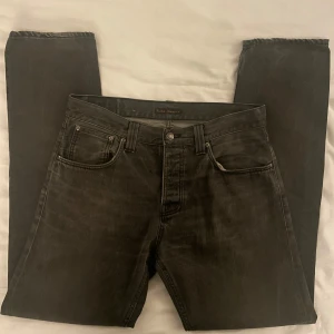 Nudie Jeans Steady Eddie - Fint par nudie jeans i väldigt bra skick! Storleken sitter som 32/32, men på pappret 34/32.