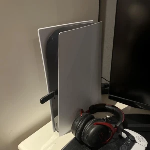 Ps5 och skärm - Säljer en stor och elegant välvd datorskärm från Samsung. Skärmen har en svart ram och står på ett robust stativ. Perfekt för gaming eller arbete med bred bildyta och modern design.