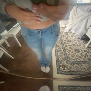 Lågmidjade jeans - Supersnygga lågmidjade jeans! Är i bra skick men har ett litet hål (se bild)💕Säljer då jag inte använder dom! (Står 28 som storlek men passar mig som har S i vanliga fall)