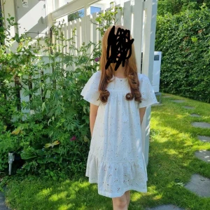 Jättesöt sommarklänning från arket - Intressekoll på min jättefina klänning från arket!!Söt vit klänning med broderade detaljer och volang nertill. Endast använd 2 gånger så är i skick som nytt. På bilden var jag runt 150 men kan passa både folk som är kortare och längre beroende på hur kort man vill att den ska vara. Köpt för 599kr förra året, kontakta för fler bilder💗