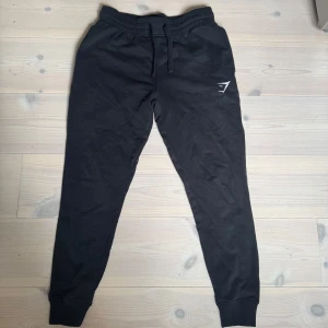 Svarta mjukisbyxor från Gymshark - Svarta långbenta träningsbyxor från Gymshark. Väldigt oanvända. 